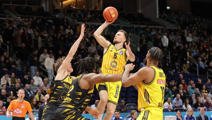 Julis Baumer, Martin Hermannsson am Ball Zweikampf Spielszene Aktion Basketball BBL Bundesliga Herren 1. Spieltag Saison 2025 2026 29.12.2025 ALBA Berlin vs MHP Riesen Ludwigsburg