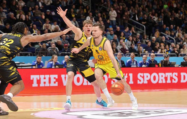 Julis Baumer, Martin Hermannsson am Ball Zweikampf Spielszene Aktion Basketball BBL Bundesliga Herren 1. Spieltag Saison 2025 2026 29.12.2025 ALBA Berlin vs MHP Riesen Ludwigsburg