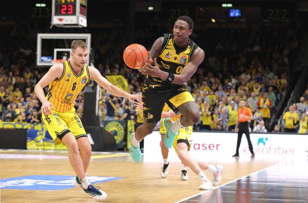 Malte Delow, Babacar Sane am Ball Zweikampf Spielszene Aktion Basketball BBL Bundesliga Herren 1. Spieltag Saison 2025 2026 29.12.2025 ALBA Berlin vs MHP Riesen Ludwigsburg