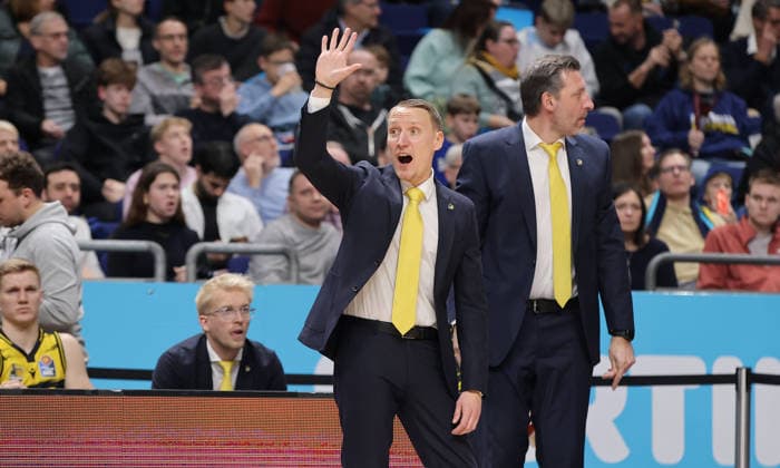 Trainer Mikko Riipinen gibt Anweisungen Aktion Oberkörper Basketball BBL Bundesliga Herren 1. Spieltag Saison 2025 2026 29.12.2025 ALBA Berlin vs MHP Riesen Ludwigsburg