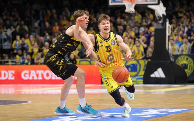 Julis Baumer, Bennet Hundt Zweikampf Spielszene Aktion Basketball BBL Bundesliga Herren 1. Spieltag Saison 2025 2026 29.12.2025 ALBA Berlin vs MHP Riesen Ludwigsburg