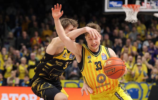 Julis Baumer, Bennet Hundt Zweikampf Spielszene Aktion Basketball BBL Bundesliga Herren 1. Spieltag Saison 2025 2026 29.12.2025 ALBA Berlin vs MHP Riesen Ludwigsburg