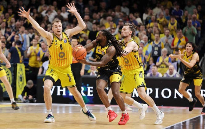 Malte Delow, Tray Buchanan am Ball, Martin Hermannsson Zweikampf Spielszene Aktion Basketball BBL Bundesliga Herren 1. Spieltag Saison 2025 2026 29.12.2025 ALBA Berlin vs MHP Riesen Ludwigsburg