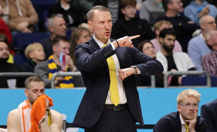 Trainer Mikko Riipinen gibt Anweisungen Aktion Oberkörper Basketball BBL Bundesliga Herren 1. Spieltag Saison 2025 2026 29.12.2025 ALBA Berlin vs MHP Riesen Ludwigsburg