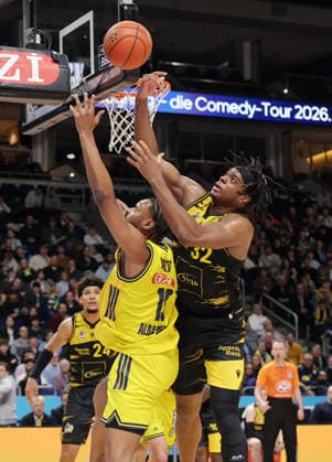 J Wan Roberts, Keeshawn Kellman Zweikampf Spielszene Aktion Basketball BBL Bundesliga Herren 1. Spieltag Saison 2025 2026 29.12.2025 ALBA Berlin vs MHP Riesen Ludwigsburg