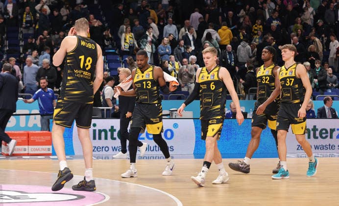 Ludwigsburger Mannschaft enttäuscht nach Spielende Enttäuschung Basketball BBL Bundesliga Herren 1. Spieltag Saison 2025 2026 29.12.2025 ALBA Berlin vs MHP Riesen Ludwigsburg