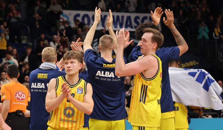 Alba Mannschaft jubelt nach Spielende Freude Emotion Jubel Basketball BBL Bundesliga Herren 1. Spieltag Saison 2025 2026 29.12.2025 ALBA Berlin vs MHP Riesen Ludwigsburg