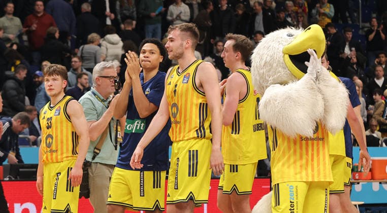 Alba Mannschaft jubelt nach Spielende Freude Emotion Jubel Basketball BBL Bundesliga Herren 1. Spieltag Saison 2025 2026 29.12.2025 ALBA Berlin vs MHP Riesen Ludwigsburg