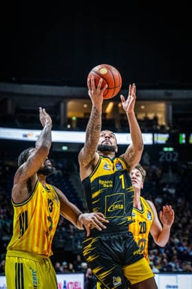Basketball Berlin 29.12.2025 Saison 2025 2026 EasyCredit BBL 1. Bundesliga Männer, Herren Alba Berlin - MHP RIESEN Ludwigsburg Darnell Edge (Ludwigsburg, No.01)