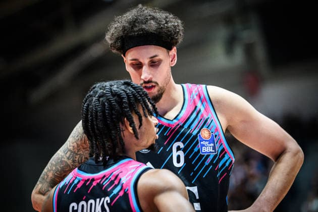 easycredit BBL Basketball Bundesliga 2025 2026 13. Spieltag 29.12.2025 Science City Jena vs Telekom Baskets Bonn Teamkollegen im Austausch Michael Kessens und Zach Cooks, Bonn Sparkassen Arena