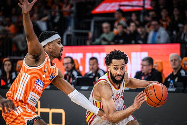 Neu Ulm, Deutschland, 29.12.25: Justin Simon (ratiopharm ulm) und Davion Mintz (Fitness first Wuerzburg Baskets) im Zweikampf waehrend des Basketball Bundesliga Spiels zwischen ratiopharm ulm vs Fitness first Wuerzburg Baskets in der ratiopharm Arena am 29. Dezember 2025 in Neu Ulm, Deutschland. (Foto von Harry Langer DeFodi Images) ratiopharm Arena, Germany, 29.12.25: Justin Simon (ratiopharm ulm) und Davion Mintz (Fitness first Wuerzburg Baskets) battle for the ball during the Basketball Bundesliga match between ratiopharm ulm vs Fitness first Wuerzburg Baskets at Neu Ulm on December 29, 2025 in ratiopharm Arena, Germany. (Photo by Harry Langer DeFodi Images) (Photo by Harry Langer DeFodi Images) -