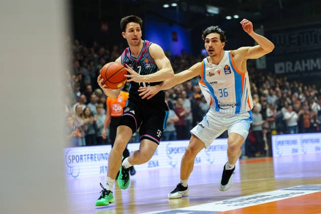 Grayson Murphy (Telekom Baskets Bonn, 07) am Ball, Zweikampf, Duell, Kampf gegen Kristofer Krause (Science City Jena, 36), Science City Jena vs. Telekom Baskets Bonn, Basketball, easycredit Basketball Bundesliga, 13. Spieltag, Saison 2025 2026, 29.12.2025, Science City Jena vs. Telekom Baskets Bonn, Basketball, easycredit Basketball Bundesliga, 13. Spieltag, Saison 2025 2026, 29.12.2025 Jena Copyright: xEibner-Pressefoto LauraxRoemerx EP_LRR