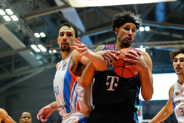 Michael Kessens (Telekom Baskets Bonn, 06) am Ball, Zweikampf, Duell, Kampf gegen Alex Herrera (Science City Jena, 41), Science City Jena vs. Telekom Baskets Bonn, Basketball, easycredit Basketball Bundesliga, 13. Spieltag, Saison 2025 2026, 29.12.2025, Science City Jena vs. Telekom Baskets Bonn, Basketball, easycredit Basketball Bundesliga, 13. Spieltag, Saison 2025 2026, 29.12.2025 Jena Copyright: xEibner-Pressefoto LauraxRoemerx EP_LRR