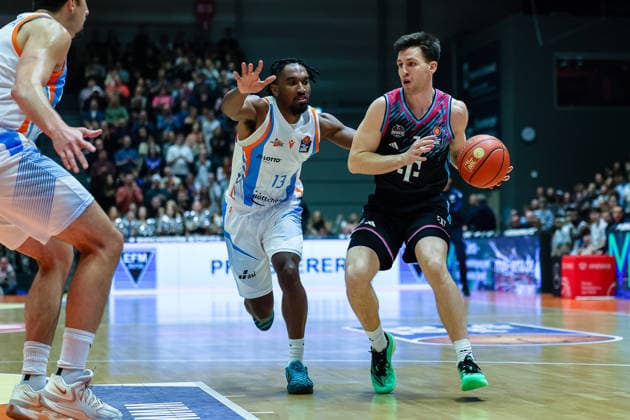 Grayson Murphy (Telekom Baskets Bonn, 07) am Ball, Zweikampf, Duell, Kampf gegen Keith Braxton Jr (Science City Jena, 13), Science City Jena vs. Telekom Baskets Bonn, Basketball, easycredit Basketball Bundesliga, 13. Spieltag, Saison 2025 2026, 29.12.2025, Science City Jena vs. Telekom Baskets Bonn, Basketball, easycredit Basketball Bundesliga, 13. Spieltag, Saison 2025 2026, 29.12.2025 Jena Copyright: xEibner-Pressefoto LauraxRoemerx EP_LRR