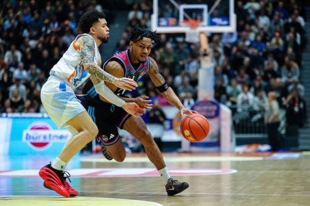 Zachery Cooks (Telekom Baskets Bonn, 03) am Ball, Zweikampf, Duell, Kampf gegen Tavian Dunn-Martin (Science City Jena, 00), Science City Jena vs. Telekom Baskets Bonn, Basketball, easycredit Basketball Bundesliga, 13. Spieltag, Saison 2025 2026, 29.12.2025, Science City Jena vs. Telekom Baskets Bonn, Basketball, easycredit Basketball Bundesliga, 13. Spieltag, Saison 2025 2026, 29.12.2025 Jena Copyright: xEibner-Pressefoto LauraxRoemerx EP_LRR