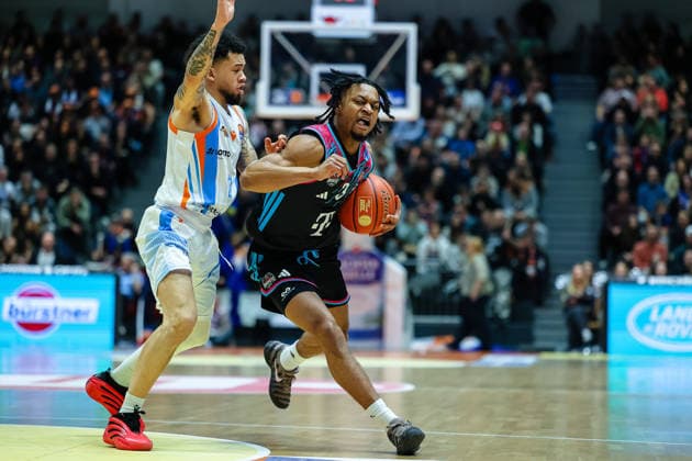Zachery Cooks (Telekom Baskets Bonn, 03) am Ball, setzt sich durch gegen Tavian Dunn-Martin (Science City Jena, 00) , Science City Jena vs. Telekom Baskets Bonn, Basketball, easycredit Basketball Bundesliga, 13. Spieltag, Saison 2025 2026, 29.12.2025, Science City Jena vs. Telekom Baskets Bonn, Basketball, easycredit Basketball Bundesliga, 13. Spieltag, Saison 2025 2026, 29.12.2025 Jena Copyright: xEibner-Pressefoto LauraxRoemerx EP_LRR