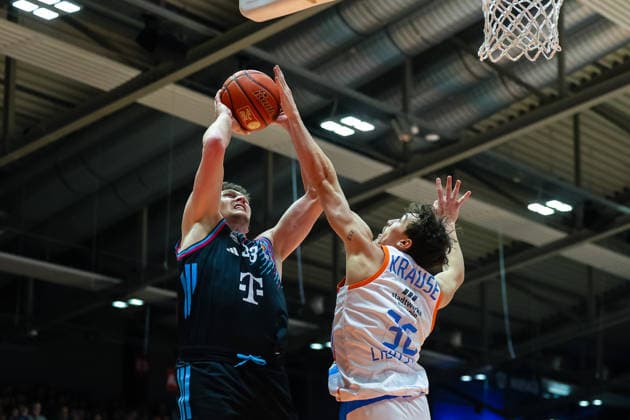 Patrick Heckmann (Telekom Baskets Bonn, 33) mit Ball am Korb, Zweikampf, Duell, Kampf mit Kristofer Krause (Science City Jena, 36), Science City Jena vs. Telekom Baskets Bonn, Basketball, easycredit Basketball Bundesliga, 13. Spieltag, Saison 2025 2026, 29.12.2025, Science City Jena vs. Telekom Baskets Bonn, Basketball, easycredit Basketball Bundesliga, 13. Spieltag, Saison 2025 2026, 29.12.2025 Jena Copyright: xEibner-Pressefoto LauraxRoemerx EP_LRR