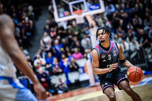 easycredit BBL Basketball Bundesliga 2025 2026 13. Spieltag 29.12.2025 Science City Jena vs Telekom Baskets Bonn Zach Cooks (Bonn) am Ball Sparkassen Arena