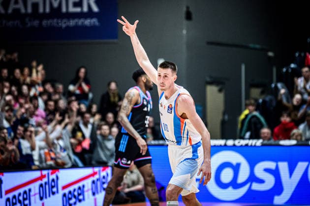 easycredit BBL Basketball Bundesliga 2025 2026 13. Spieltag 29.12.2025 Science City Jena vs Telekom Baskets Bonn Joe Wieskampf (Jena) bejubelt einen 3er, 3 Finger in der Luft Sparkassen Arena