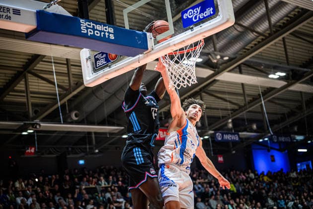 easycredit BBL Basketball Bundesliga 2025 2026 13. Spieltag 29.12.2025 Science City Jena vs Telekom Baskets Bonn v.li. Dunkt Kur Jongkuch (Bonn) über Kristofer Krause Sparkassen Arena
