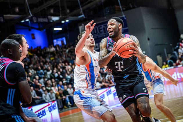 easycredit BBL Basketball Bundesliga 2025 2026 13. Spieltag 29.12.2025 Science City Jena vs Telekom Baskets Bonn v.re. Jeff Garrett Jr. (Bonn) am Ball gegen Lorenz Bank (Jena) Sparkassen Arena *** easycredit BBL Basketball Bundesliga 2025 2026 13 Matchday 29 12 2025 Science City Jena vs Telekom Baskets Bonn v re Jeff Garrett Jr Bonn on the ball against Lorenz Bank Jena Sparkassen Arena