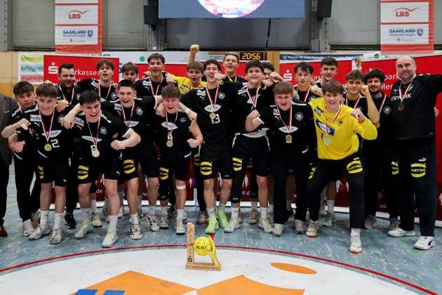 Lennart Koesters (Germany), Bundestrainer Erik Wudtke (Germany), Kim Hueter (Germany), Torhueter Tjorven Knackstedt (Germany), Piet Hahn (Germany), Finn Meissner (Germany), Julius Poethke (Germany), Jasper Anschuetz (Germany), Mats Brigzinsky (Germany), Tim Bennet Thielicke (Germany), Kalle Gaugisch (Germany), Elvis Ernesto Kretzschmar (Germany), Leo Nowak (Germany), Friedrich Henselek (Germany), Finn Schultz (Germany), Leonard Volk (Germany), Moritz Detlefsen (Germany) und Anton Hahn (Germany) jubeln, Merzig Cup Finale, Germany vs Iceland, Thiels Park Sporthalle am 29. December 2025 in Merzig, Deutschland. (Foto von Marco Steinbrenner DeFodi Images) Lennart Koesters (Germany), Bundestrainer Erik Wudtke (Germany), Kim Hueter (Germany), Torhueter Tjorven Knackstedt (Germany), Piet Hahn (Germany), Finn Meissner (Germany), Julius Poethke (Germany), Jasper Anschuetz (Germany), Mats Brigzinsky (Germany), Tim Bennet Thielicke (Germany), Kalle Gaugisch (Germany), Elvis Ernesto Kretzschmar (Germany), Leo Nowak (Germany), Friedrich Henselek (Germany), Finn Schultz (Germany), Leonard Volk (Germany), Moritz Detlefsen (Germany) und Anton Hahn (Germany) cheer, Merzig Cup Finale, Germany vs Iceland, Thiels Park Sporthalle, December 29, 2025 in Merzig, Germany. (Photo by Marco Steinbrenner DeFodi Images) -