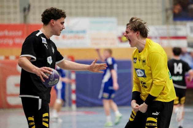 Leo Nowak (Germany) und Torhueter Tjorven Knackstedt (Germany) jubeln, Merzig Cup Finale, Germany vs Iceland, Thiels Park Sporthalle am 29. December 2025 in Merzig, Deutschland. (Foto von Marco Steinbrenner DeFodi Images) Leo Nowak (Germany) und Torhueter Tjorven Knackstedt (Germany) cheer, Merzig Cup Finale, Germany vs Iceland, Thiels Park Sporthalle, December 29, 2025 in Merzig, Germany. (Photo by Marco Steinbrenner DeFodi Images) - *** Leo Nowak Germany and Torhueter Tjorven Knackstedt Germany cheer, Merzig Cup Final, Germany vs Iceland, Thiels Park Sporthalle on December 29, 2025 in Merzig, Germany Photo by Marco Steinbrenner DeFodi Images Leo Nowak Germany and Torhueter Tjorven Knackstedt Germany cheer, Merzig Cup Final, Germany vs Iceland, Thiels Park Sporthalle, December 29, 2025 in Merzig, Germany Photo by Marco Steinbrenner DeFodi Images