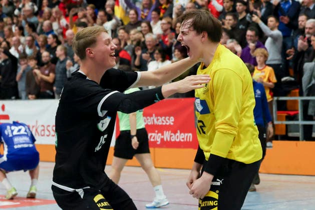 Moritz Detlefsen (Germany) und Torhueter Tjorven Knackstedt (Germany) jubeln, Merzig Cup Finale, Germany vs Iceland, Thiels Park Sporthalle am 29. December 2025 in Merzig, Deutschland. (Foto von Marco Steinbrenner DeFodi Images) Moritz Detlefsen (Germany) und Torhueter Tjorven Knackstedt (Germany) cheer, Merzig Cup Finale, Germany vs Iceland, Thiels Park Sporthalle, December 29, 2025 in Merzig, Germany. (Photo by Marco Steinbrenner DeFodi Images) -