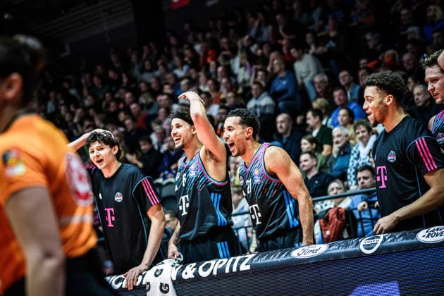 easycredit BBL Basketball Bundesliga 2025 2026 13. Spieltag 29.12.2025 Science City Jena vs Telekom Baskets Bonn Jubel bei den Spielern von Bonn auf der Bank nach einem erfolgreichen Dunk. Joel Aminu in der Mitte Sparkassen Arena