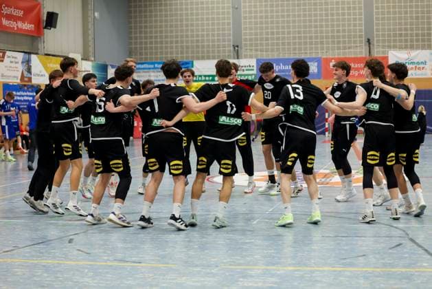 Lennart Koesters (Germany), Bundestrainer Erik Wudtke (Germany), Kim Hueter (Germany), Torhueter Tjorven Knackstedt (Germany), Piet Hahn (Germany), Finn Meissner (Germany), Julius Poethke (Germany), Jasper Anschuetz (Germany), Mats Brigzinsky (Germany), Tim Bennet Thielicke (Germany), Kalle Gaugisch (Germany), Elvis Ernesto Kretzschmar (Germany), Leo Nowak (Germany), Friedrich Henselek (Germany), Finn Schultz (Germany), Leonard Volk (Germany), Moritz Detlefsen (Germany) und Anton Hahn (Germany) jubeln, Merzig Cup Finale, Germany vs Iceland, Thiels Park Sporthalle am 29. December 2025 in Merzig, Deutschland. (Foto von Marco Steinbrenner DeFodi Images) Lennart Koesters (Germany), Bundestrainer Erik Wudtke (Germany), Kim Hueter (Germany), Torhueter Tjorven Knackstedt (Germany), Piet Hahn (Germany), Finn Meissner (Germany), Julius Poethke (Germany), Jasper Anschuetz (Germany), Mats Brigzinsky (Germany), Tim Bennet Thielicke (Germany), Kalle Gaugisch (Germany), Elvis Ernesto Kretzschmar (Germany), Leo Nowak (Germany), Friedrich Henselek (Germany), Finn Schultz (Germany), Leonard Volk (Germany), Moritz Detlefsen (Germany) und Anton Hahn (Germany) cheer, Merzig Cup Finale, Germany vs Iceland, Thiels Park Sporthalle, December 29, 2025 in Merzig, Germany. (Photo by Marco Steinbrenner DeFodi Images) -