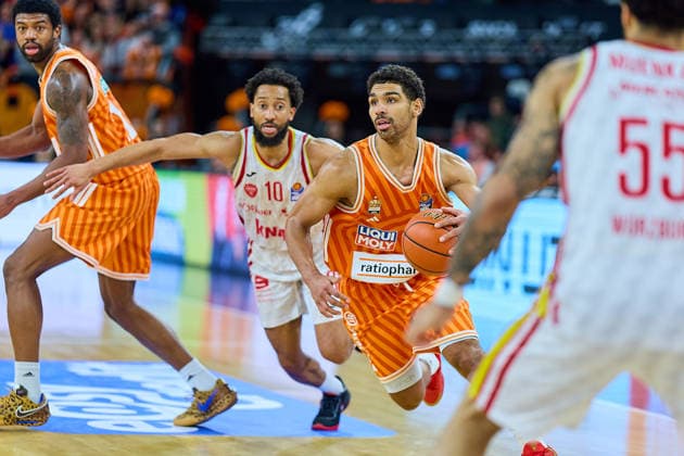 Zweikampf, Duell zwischen Davion Mintz (Fitness First Wuerzburg Baskets, 10) und Mark Smith (ratiopharm ulm, 13) GER, ratiopharm ulm vs. Fitness First Wuerzburg Baskets, Basketball, 13. Spieltag, EasyCredit Bundesliga, Spielzeit 2025 2026, 29.12.2025 GER, ratiopharm ulm vs. Fitness First Wuerzburg Baskets, Basketball, 13. Spieltag, EasyCredit Bundesliga, Spielzeit 2025 2026, 29.12.2025 Neu-Ulm Copyright: xEibner-Pressefoto GeraldxOelze-dexStoppanyx EP_ODS