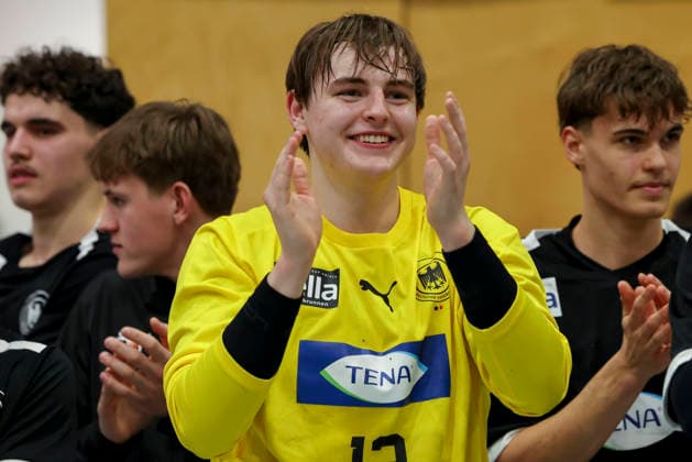 Torhueter Tjorven Knackstedt (Germany) jubelt, Merzig Cup Finale, Germany vs Iceland, Thiels Park Sporthalle am 29. December 2025 in Merzig, Deutschland. (Foto von Marco Steinbrenner DeFodi Images) Torhueter Tjorven Knackstedt (Germany) cheers, Merzig Cup Finale, Germany vs Iceland, Thiels Park Sporthalle, December 29, 2025 in Merzig, Germany. (Photo by Marco Steinbrenner DeFodi Images) -
