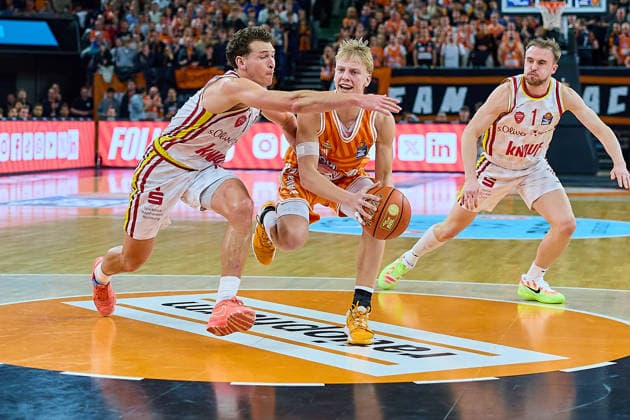 Brae Ivey (Fitness First Wuerzburg Baskets, 11), Teo Milicic (ratiopharm ulm, 44) und Lukas Herzog (Fitness First Wuerzburg Baskets, 01) GER, ratiopharm ulm vs. Fitness First Wuerzburg Baskets, Basketball, 13. Spieltag, EasyCredit Bundesliga, Spielzeit 2025 2026, 29.12.2025 GER, ratiopharm ulm vs. Fitness First Wuerzburg Baskets, Basketball, 13. Spieltag, EasyCredit Bundesliga, Spielzeit 2025 2026, 29.12.2025 Neu-Ulm Copyright: xEibner-Pressefoto GeraldxOelze-dexStoppanyx EP_ODS