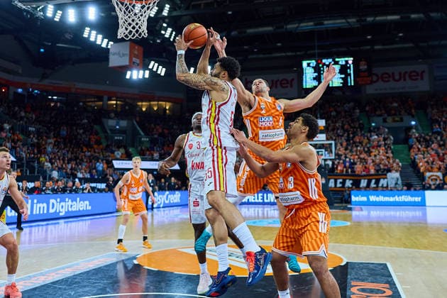 David Muenkat (Fitness First Wuerzburg Baskets, 55), Christopher Ledlum (ratiopharm ulm, 04), Mark Smith (ratiopharm ulm, 13) GER, ratiopharm ulm vs. Fitness First Wuerzburg Baskets, Basketball, 13. Spieltag, EasyCredit Bundesliga, Spielzeit 2025 2026, 29.12.2025 GER, ratiopharm ulm vs. Fitness First Wuerzburg Baskets, Basketball, 13. Spieltag, EasyCredit Bundesliga, Spielzeit 2025 2026, 29.12.2025 Neu-Ulm Copyright: xEibner-Pressefoto GeraldxOelze-dexStoppanyx EP_ODS