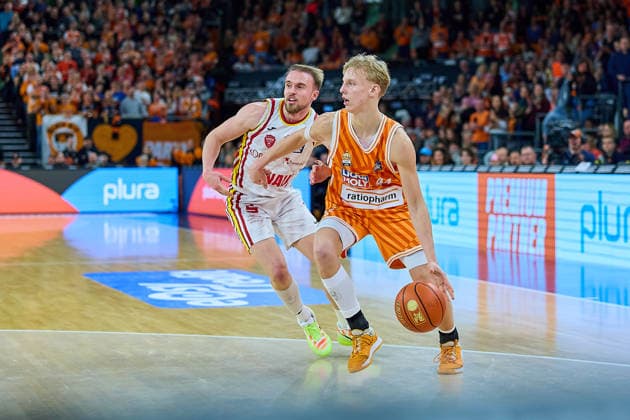 Zweikampf, Duell zwischen Lukas Herzog (Fitness First Wuerzburg Baskets, 01) und Tobias Jensen (ratiopharm ulm, 07) GER, ratiopharm ulm vs. Fitness First Wuerzburg Baskets, Basketball, 13. Spieltag, EasyCredit Bundesliga, Spielzeit 2025 2026, 29.12.2025 GER, ratiopharm ulm vs. Fitness First Wuerzburg Baskets, Basketball, 13. Spieltag, EasyCredit Bundesliga, Spielzeit 2025 2026, 29.12.2025 Neu-Ulm Copyright: xEibner-Pressefoto GeraldxOelze-dexStoppanyx EP_ODS