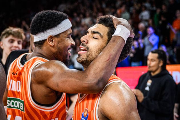 Neu Ulm, Deutschland, 29.12.25: Justin Simon (ratiopharm ulm) und Mark Smith (ratiopharm ulm) gestikuliert, gestik, jubelt waehrend des Basketball Bundesliga Spiels zwischen ratiopharm ulm vs Fitness first Wuerzburg Baskets in der ratiopharm Arena am 29. Dezember 2025 in Neu Ulm, Deutschland. (Foto von Harry Langer DeFodi Images) ratiopharm Arena, Germany, 29.12.25: Justin Simon (ratiopharm ulm) und Mark Smith (ratiopharm ulm) gestures during the Basketball Bundesliga match between ratiopharm ulm vs Fitness first Wuerzburg Baskets at Neu Ulm on December 29, 2025 in ratiopharm Arena, Germany. (Photo by Harry Langer DeFodi Images) (Photo by Harry Langer DeFodi Images) -