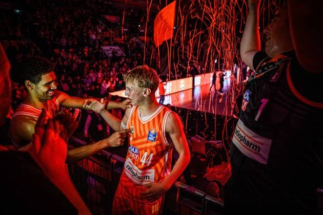 Neu Ulm, Deutschland, 29.12.25: Mark Smith (ratiopharm ulm) und Teo Milicic (ratiopharm ulm) gestikuliert, gestik waehrend des Basketball Bundesliga Spiels zwischen ratiopharm ulm vs Fitness first Wuerzburg Baskets in der ratiopharm Arena am 29. Dezember 2025 in Neu Ulm, Deutschland. (Foto von Harry Langer DeFodi Images) ratiopharm Arena, Germany, 29.12.25: Mark Smith (ratiopharm ulm) und Teo Milicic (ratiopharm ulm) gestures during the Basketball Bundesliga match between ratiopharm ulm vs Fitness first Wuerzburg Baskets at Neu Ulm on December 29, 2025 in ratiopharm Arena, Germany. (Photo by Harry Langer DeFodi Images) (Photo by Harry Langer DeFodi Images) -