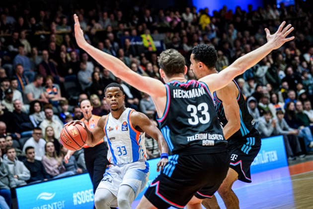 easycredit BBL Basketball Bundesliga 2025 2026 13. Spieltag 29.12.2025 Science City Jena vs Telekom Baskets Bonn v.li. Eric Washington (Jena) am Ball gegen Joel Aminu und Patrick Heckmann, beide Bonn Sparkassen Arena