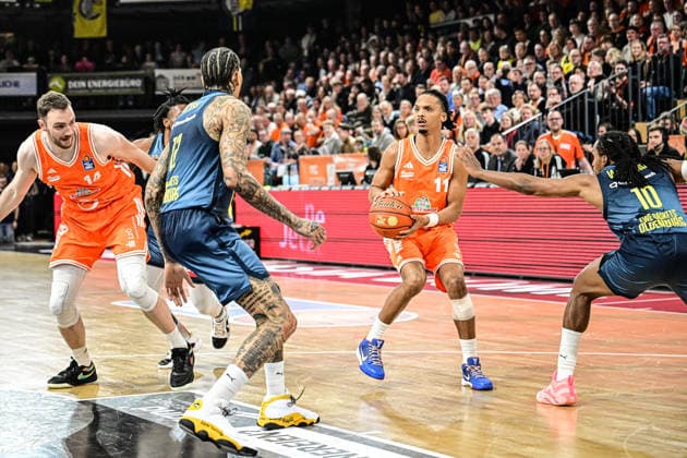 GER, EasyCredit BBL RASTA Vechta vs EWE Baskets Oldenburg 29.12.2025, RASTA Dome, Vechta, GER, EasyCredit BBL RASTA Vechta vs EWE Baskets Oldenburg im Bild Alonzo Verge Jr. (Rasta 11) , Michale Kyser (EWE 12) James Woodard (EWE 10) Philipp Herkenhoff (Rasta 14)