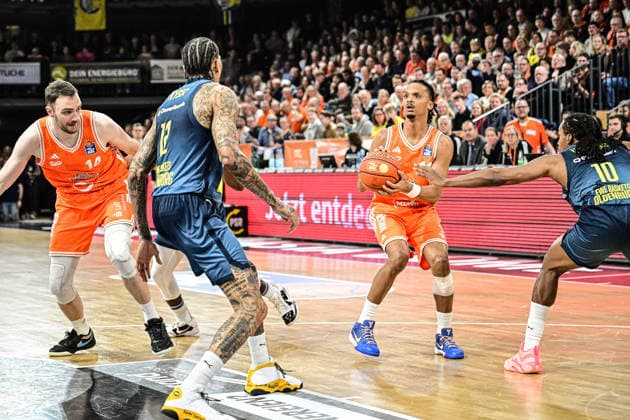 GER, EasyCredit BBL RASTA Vechta vs EWE Baskets Oldenburg 29.12.2025, RASTA Dome, Vechta, GER, EasyCredit BBL RASTA Vechta vs EWE Baskets Oldenburg im Bild Alonzo Verge Jr. (Rasta 11) , Michale Kyser (EWE 12) James Woodard (EWE 10) Philipp Herkenhoff (Rasta 14)