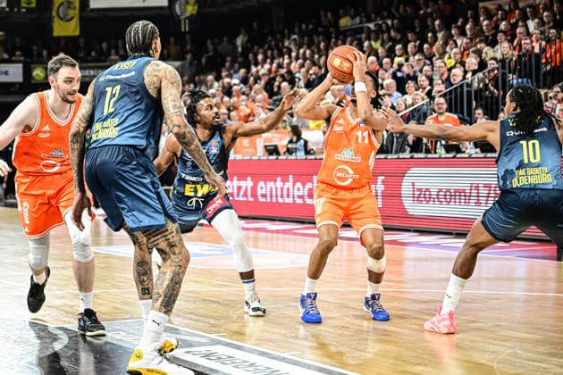 GER, EasyCredit BBL RASTA Vechta vs EWE Baskets Oldenburg 29.12.2025, RASTA Dome, Vechta, GER, EasyCredit BBL RASTA Vechta vs EWE Baskets Oldenburg im Bild Alonzo Verge Jr. (Rasta 11) , Michale Kyser (EWE 12) James Woodard (EWE 10) Philipp Herkenhoff (Rasta 14)