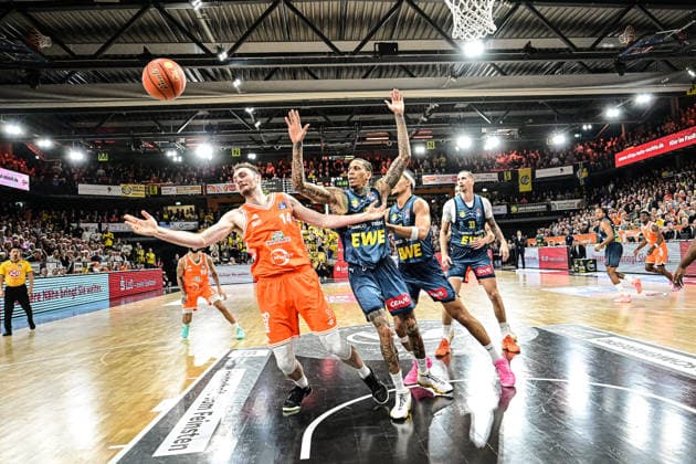 GER, EasyCredit BBL RASTA Vechta vs EWE Baskets Oldenburg 29.12.2025, RASTA Dome, Vechta, GER, EasyCredit BBL RASTA Vechta vs EWE Baskets Oldenburg im Bild Philipp Herkenhoff (Rasta 14) , Michale Kyser (EWE 12)