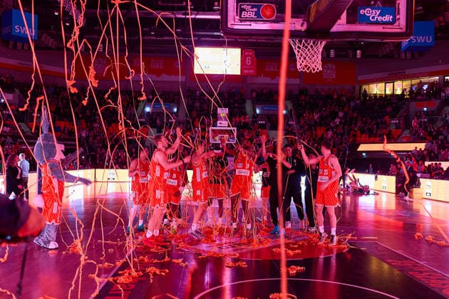 Ausgelassene Freude beim Team von ratiopharm ulm nach Spielende GER, ratiopharm ulm vs. Fitness First Wuerzburg Baskets, Basketball, 13. Spieltag, EasyCredit Bundesliga, Spielzeit 2025 2026, 29.12.2025 GER, ratiopharm ulm vs. Fitness First Wuerzburg Baskets, Basketball, 13. Spieltag, EasyCredit Bundesliga, Spielzeit 2025 2026, 29.12.2025 Neu-Ulm Copyright: xEibner-Pressefoto GeraldxOelze-dexStoppanyx EP_ODS