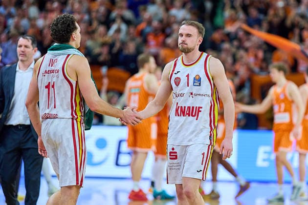 Meissa Faye (ratiopharm ulm, 11) und Len Schoormann (ratiopharm ulm, 01) enttaeuscht, Enttaeuschung nach Niederlage GER, ratiopharm ulm vs. Fitness First Wuerzburg Baskets, Basketball, 13. Spieltag, EasyCredit Bundesliga, Spielzeit 2025 2026, 29.12.2025 GER, ratiopharm ulm vs. Fitness First Wuerzburg Baskets, Basketball, 13. Spieltag, EasyCredit Bundesliga, Spielzeit 2025 2026, 29.12.2025 Neu-Ulm Copyright: xEibner-Pressefoto GeraldxOelze-dexStoppanyx EP_ODS