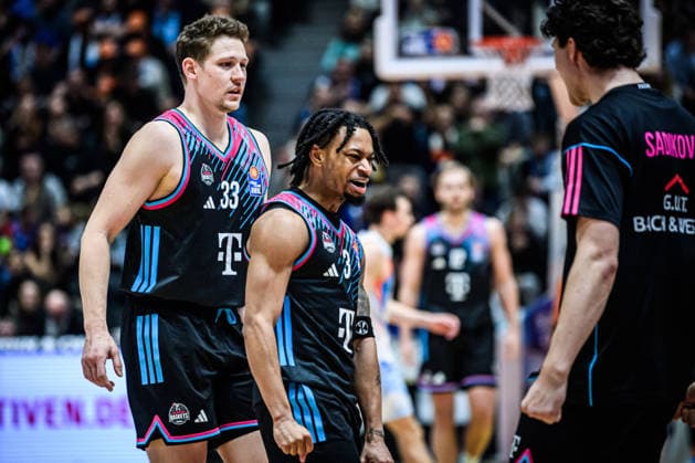 easycredit BBL Basketball Bundesliga 2025 2026 13. Spieltag 29.12.2025 Science City Jena vs Telekom Baskets Bonn Emotional v.li. Patrick Heckmann und Zach Cooks, beide Bonn Sparkassen Arena