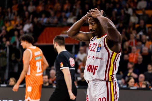 easyCredit Basketball Bundesliga: Ratopharm Ulm - Fitness First Würzburg Baskets; 29.12.2025 Jonathan Stove (Fitness First Würzburg Baskets, 22) schlägt die Hände über dem Kopf zusammen easyCredit Basketball Bundesliga: Ratopharm Ulm - Fitness First Würzburg Baskets, Ulm, ratiopharm arena am 29.12.2025 Copyright: xBEAUTIFULxSPORTS Wunderlx