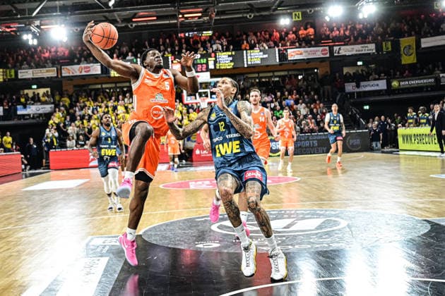 GER, EasyCredit BBL RASTA Vechta vs EWE Baskets Oldenburg 29.12.2025, RASTA Dome, Vechta, GER, EasyCredit BBL RASTA Vechta vs EWE Baskets Oldenburg im Bild TJ Bamba (Rasta 5); Michale Kyser (EWE 12)