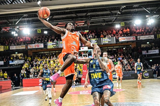 GER, EasyCredit BBL RASTA Vechta vs EWE Baskets Oldenburg 29.12.2025, RASTA Dome, Vechta, GER, EasyCredit BBL RASTA Vechta vs EWE Baskets Oldenburg im Bild TJ Bamba (Rasta 5); Michale Kyser (EWE 12)