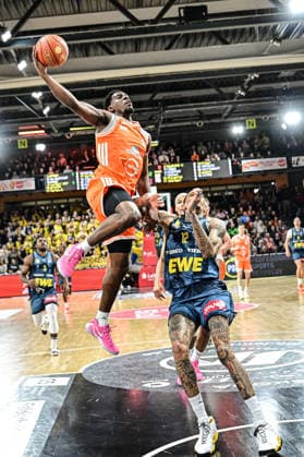 GER, EasyCredit BBL RASTA Vechta vs EWE Baskets Oldenburg 29.12.2025, RASTA Dome, Vechta, GER, EasyCredit BBL RASTA Vechta vs EWE Baskets Oldenburg im Bild TJ Bamba (Rasta 5); Michale Kyser (EWE 12)