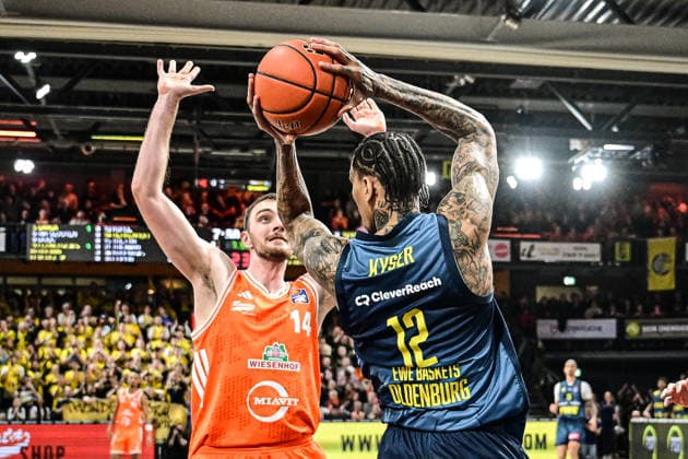 GER, EasyCredit BBL RASTA Vechta vs EWE Baskets Oldenburg 29.12.2025, RASTA Dome, Vechta, GER, EasyCredit BBL RASTA Vechta vs EWE Baskets Oldenburg im Bild Michale Kyser (EWE 12) Philipp Herkenhoff (Rasta 14)